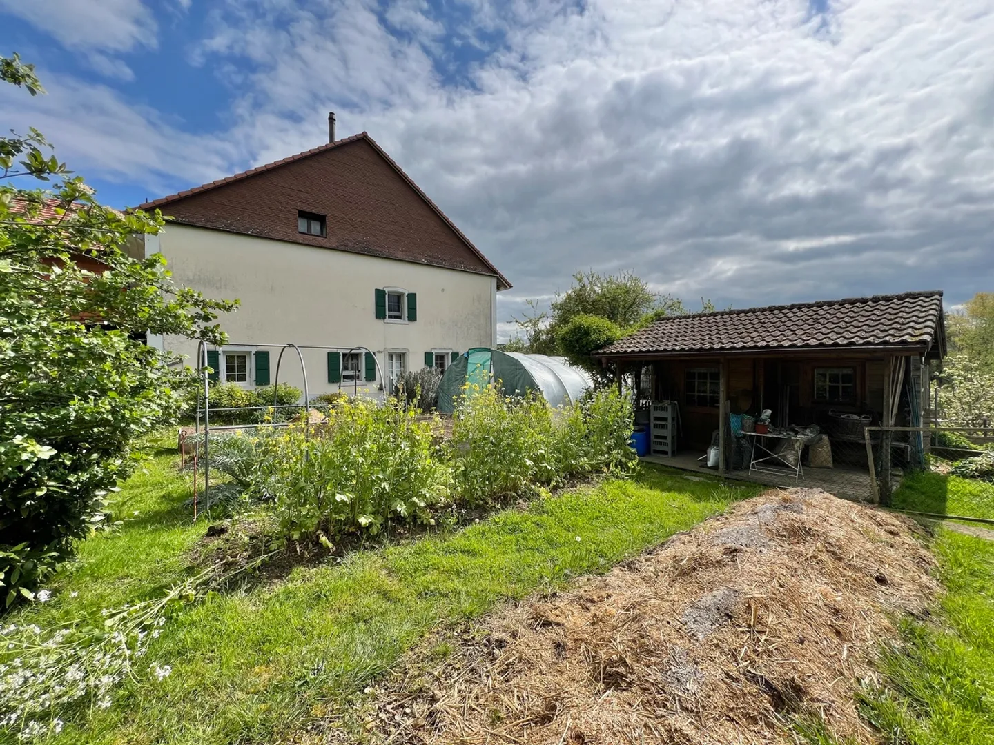 Fattoria ristrutturata di 185 m2, diversi stalle, fienile,...+ terreni - Foto 3 di 14