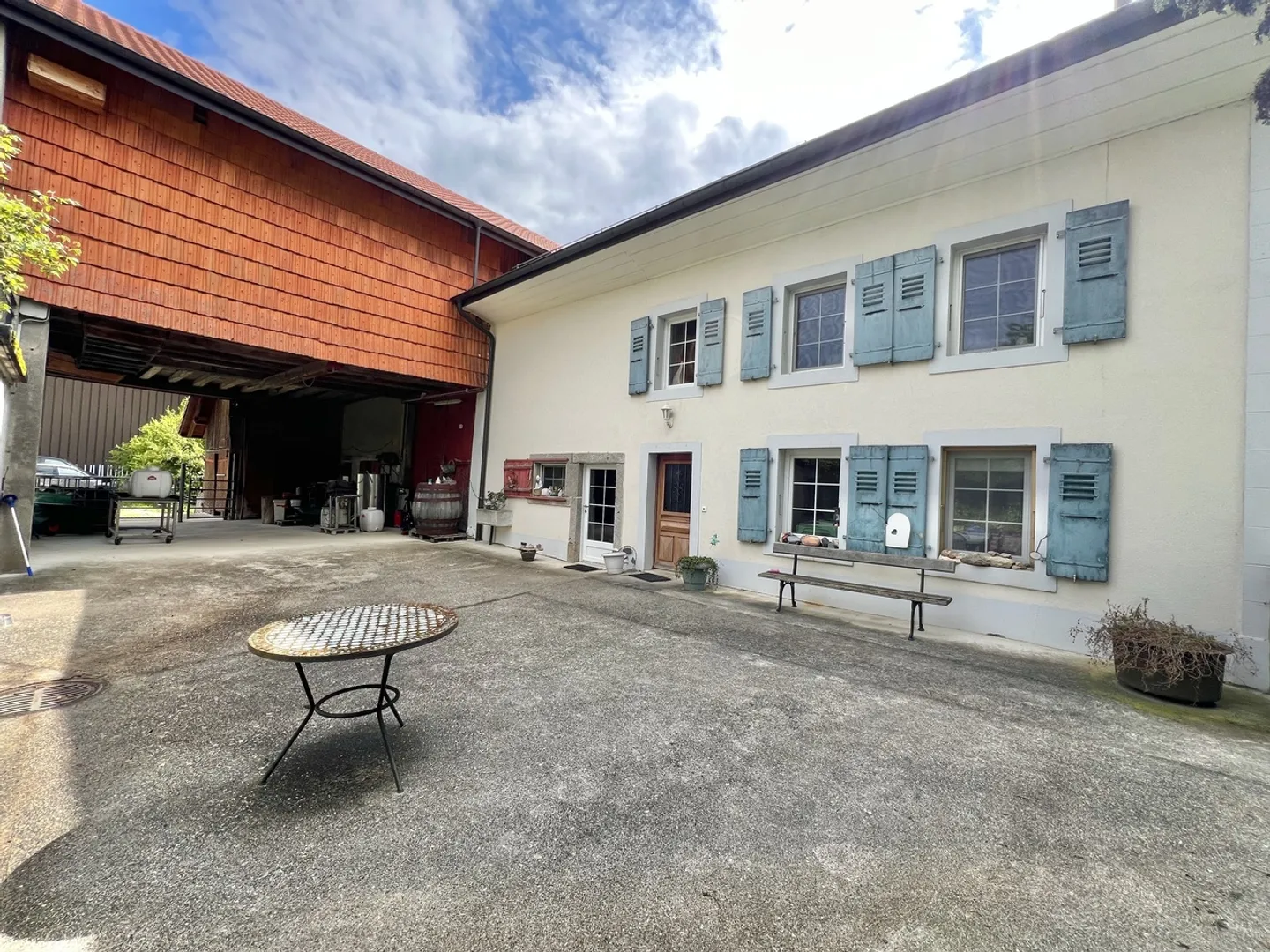 Fattoria ristrutturata di 185 m2, diversi stalle, fienile,...+ terreni - Foto 4 di 14