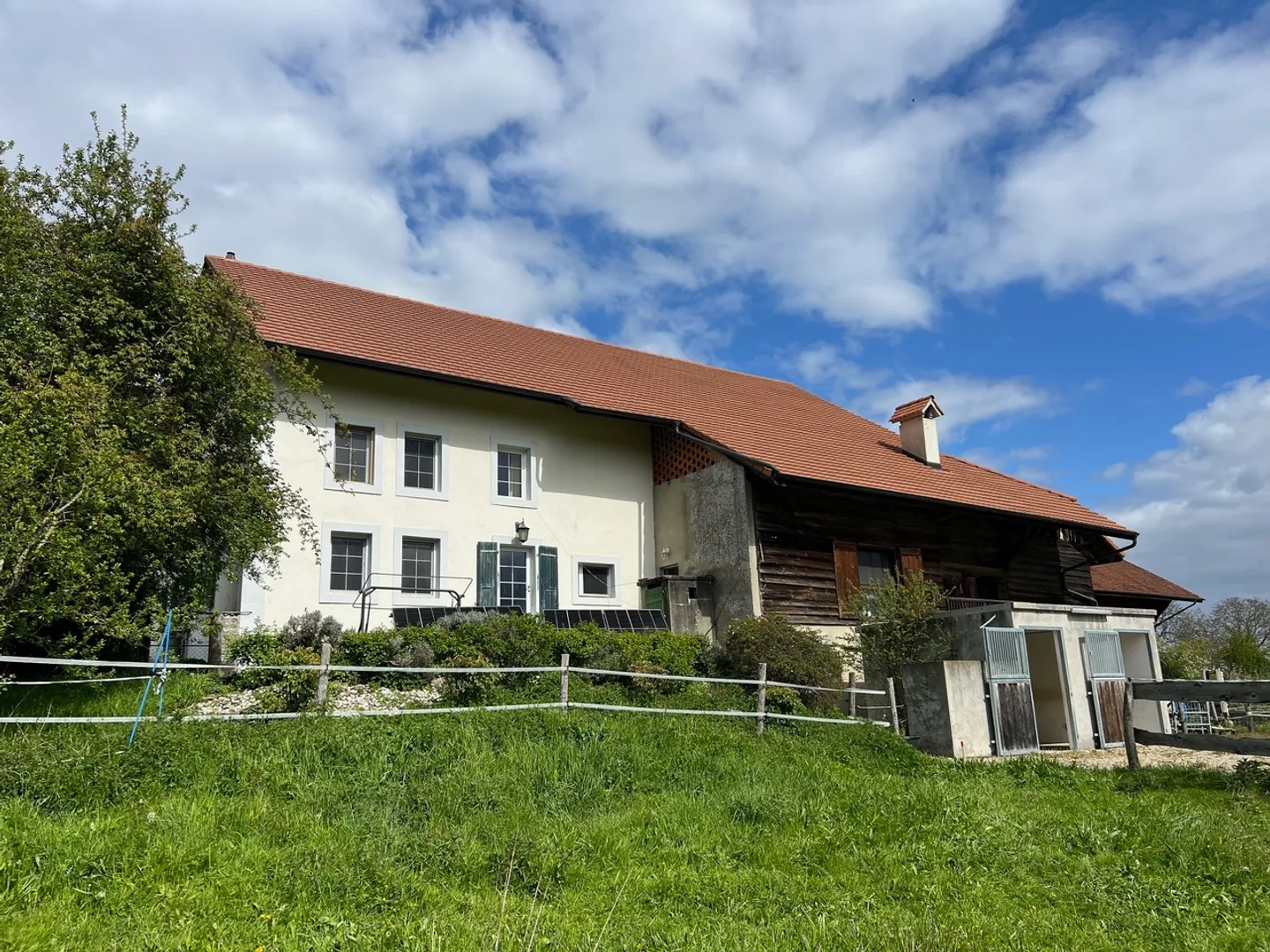 Fattoria ristrutturata di 185 m2, diversi stalle, fienile,...+ terreni - Foto 1 di 14