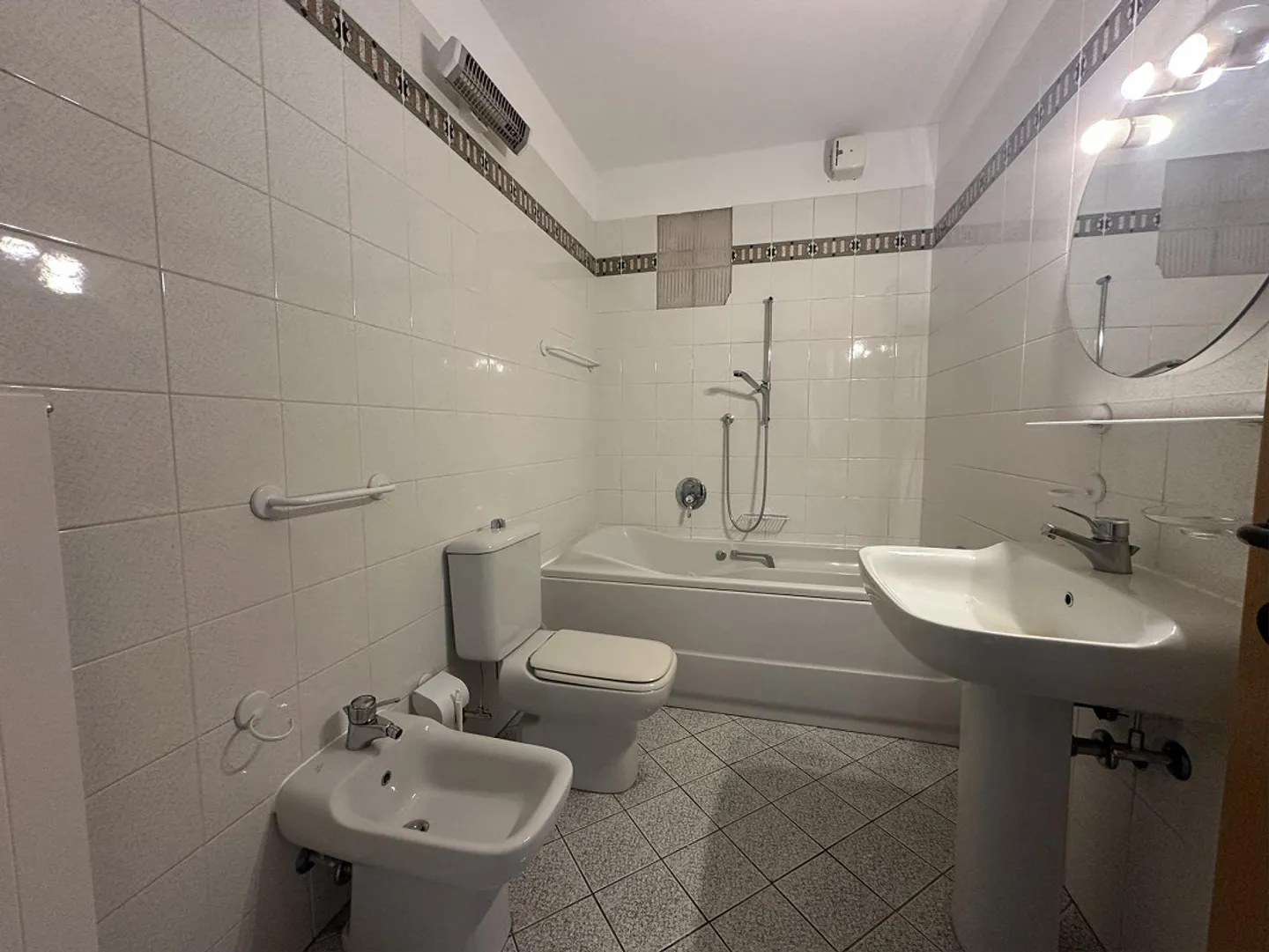 Elegant Duplex Apartment in Residential Area - Photo 5 of 8