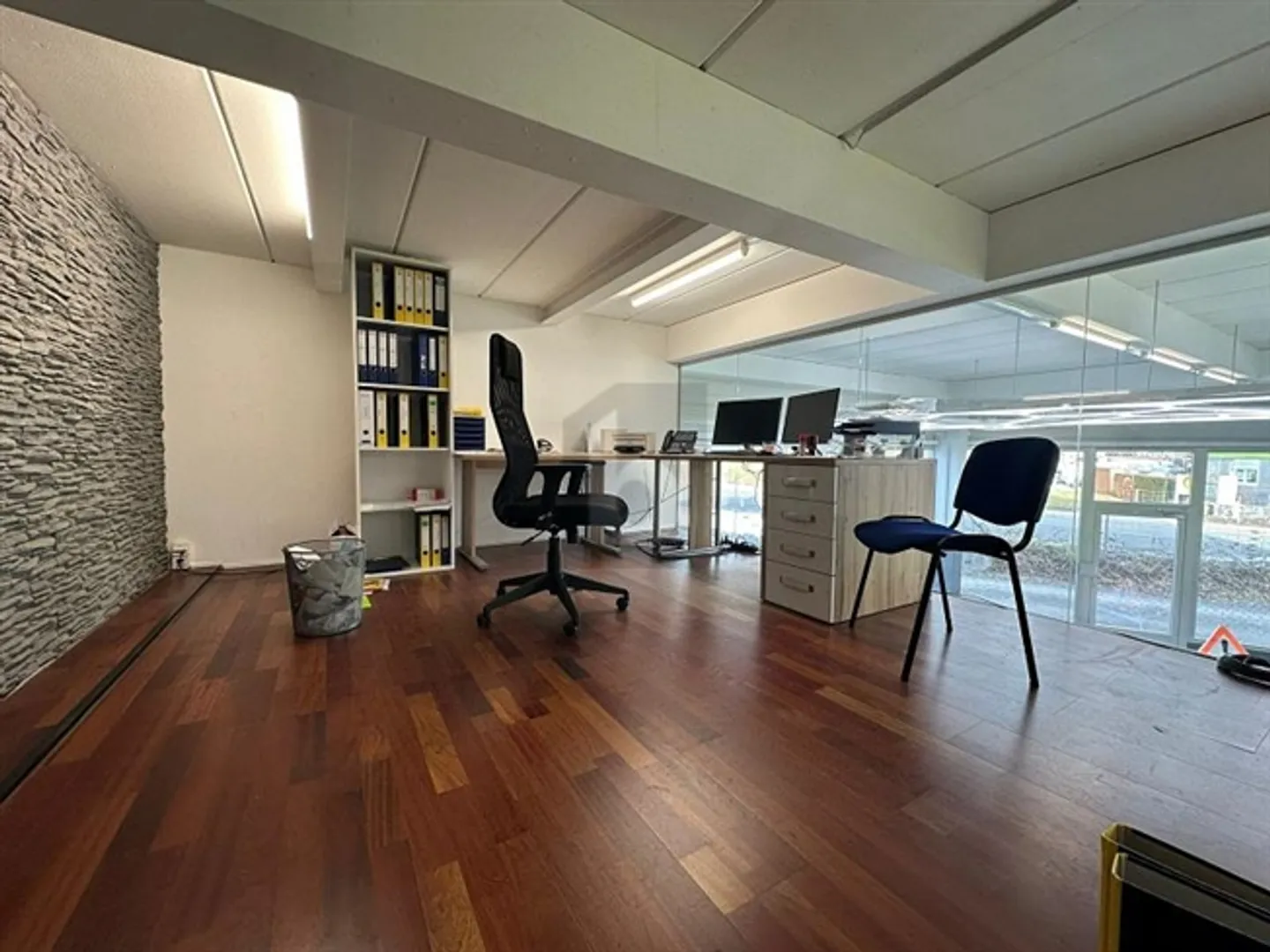 WORKING, PRESENTING, SELLING ALL IN ONE - Photo 3 of 6