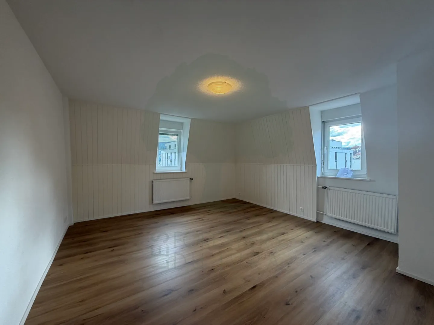 Spazioso duplex di 5,5 locali completamente ristrutturato a Delémont - Foto 3 di 11