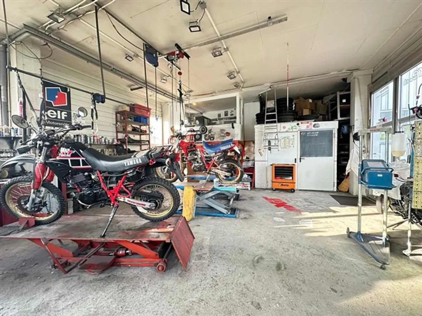 WORKING, PRESENTING, SELLING ALL IN ONE - Photo 4 of 6