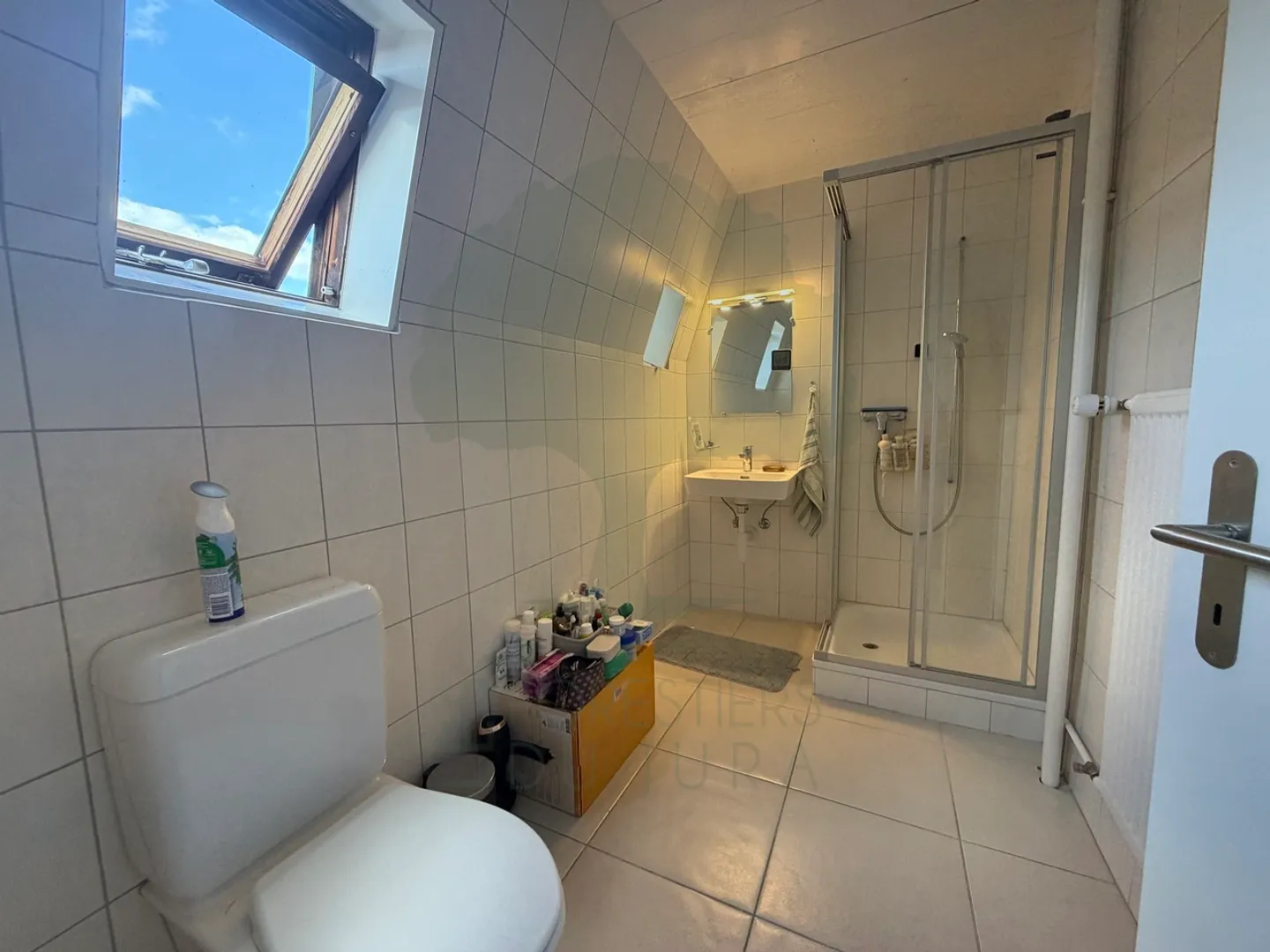 Spazioso duplex di 5,5 locali completamente ristrutturato a Delémont - Foto 8 di 11