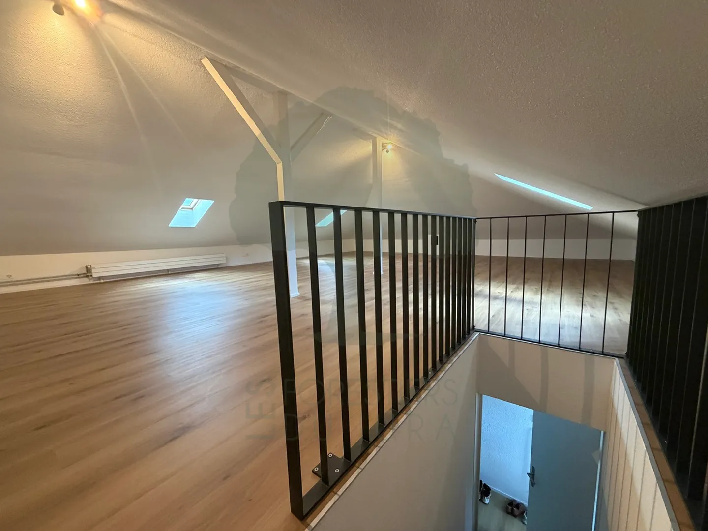 Spazioso duplex di 5,5 locali completamente ristrutturato a Delémont - Foto 9 di 11