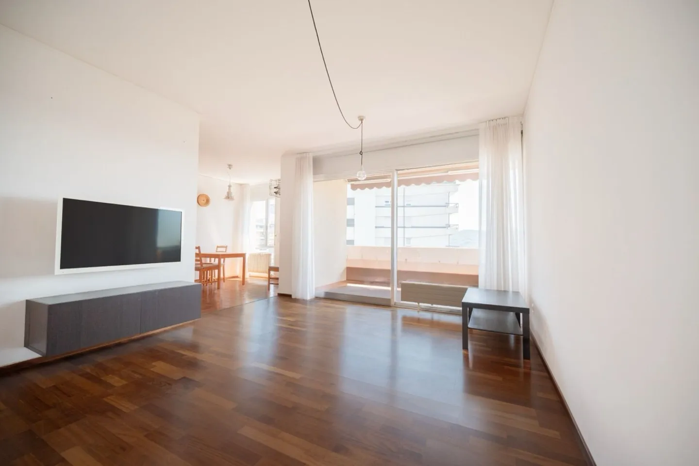 Luce, tranquillità e confort, ampio 3.5 locali con doppio balcone e garage - Foto 1 di 5