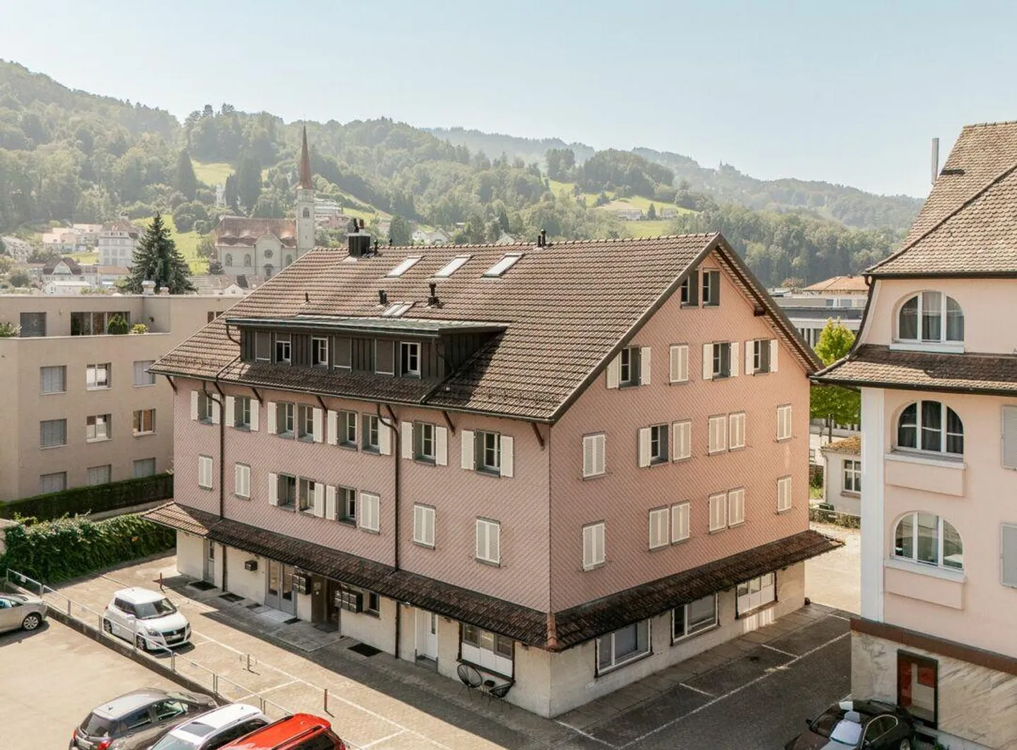 Dans un emplacement privilégié : Maison multifamiliale avec potentiel d'extension approuvé - Photo 2 sur 15