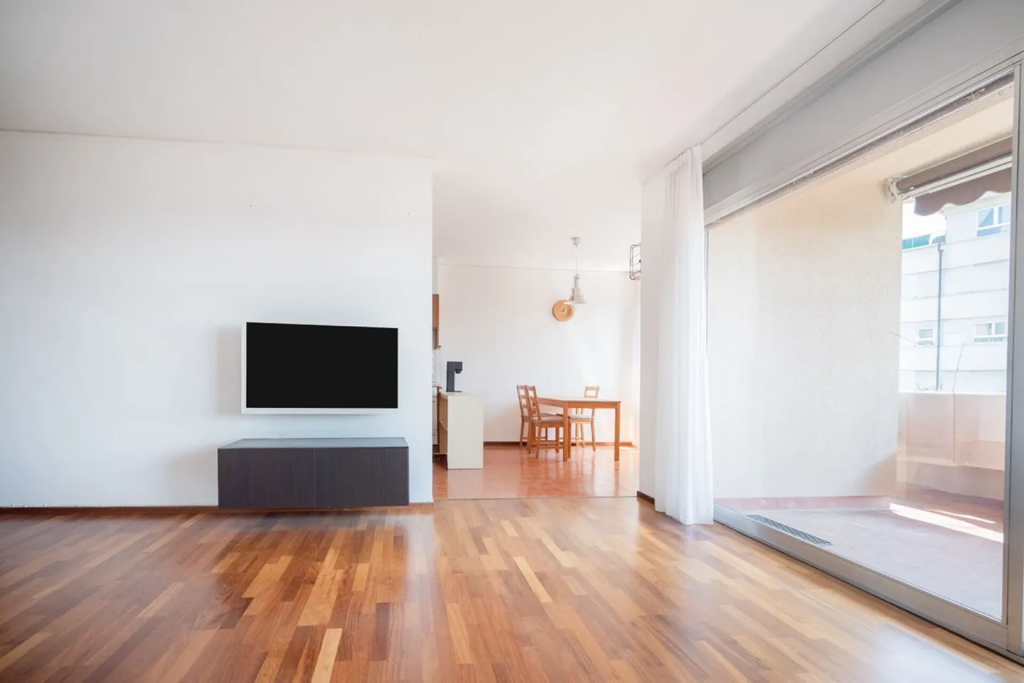 Luce, tranquillità e confort, ampio 3.5 locali con doppio balcone e garage - Foto 2 di 5