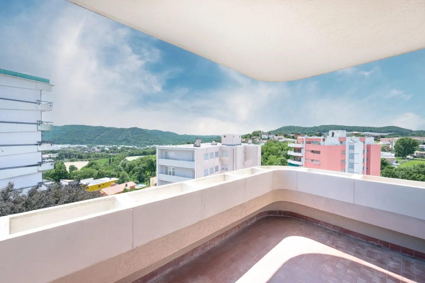 Luce, tranquillità e confort, ampio 3.5 locali con doppio balcone e garage - Foto 5 di 5