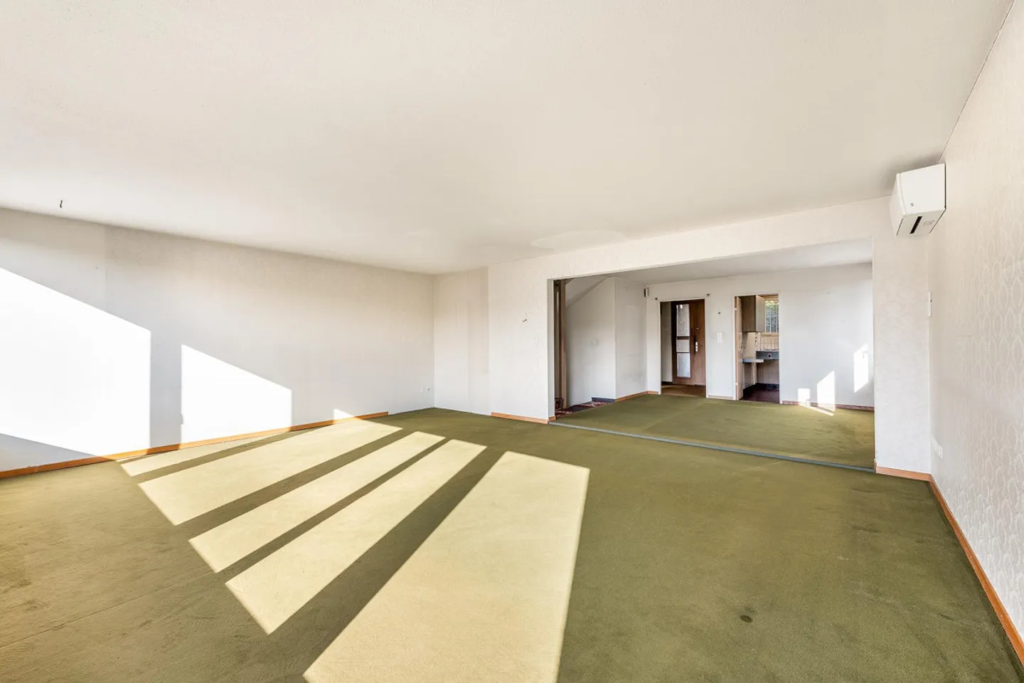 Charming 5.5-Room Semi-Detached House with Great Layout - Photo 6 of 12