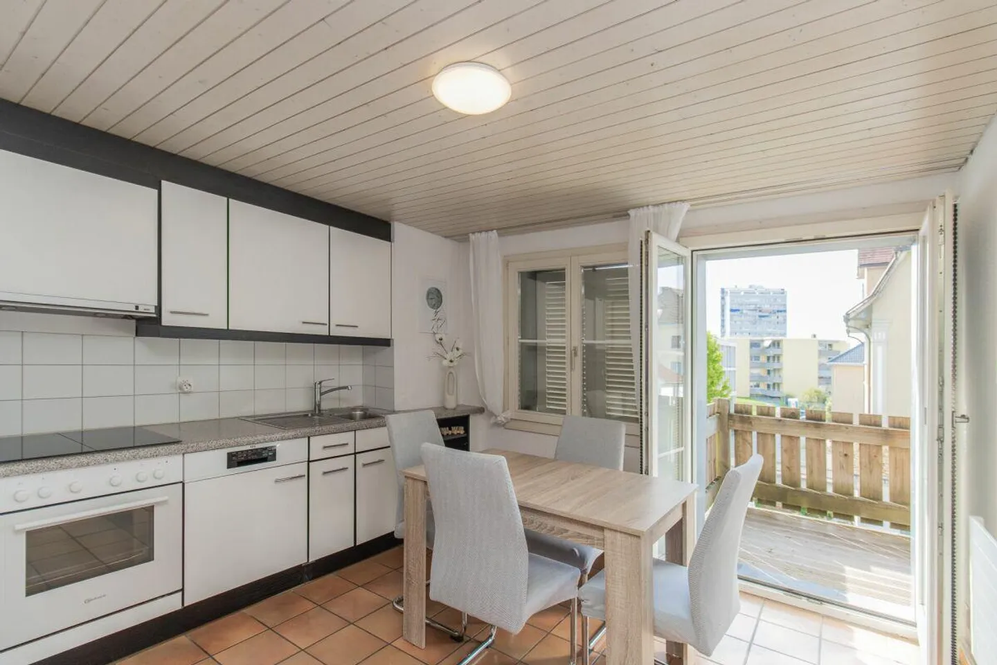 Dans un emplacement privilégié : Maison multifamiliale avec potentiel d'extension approuvé - Photo 12 sur 15