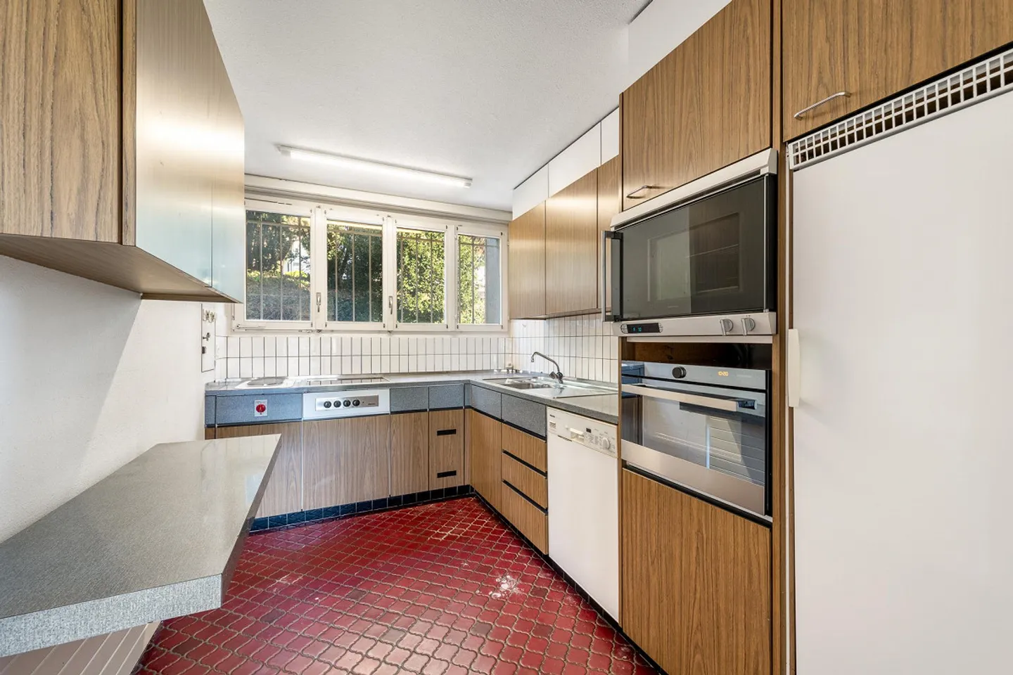 Charming 5.5-Room Semi-Detached House with Great Layout - Photo 7 of 12