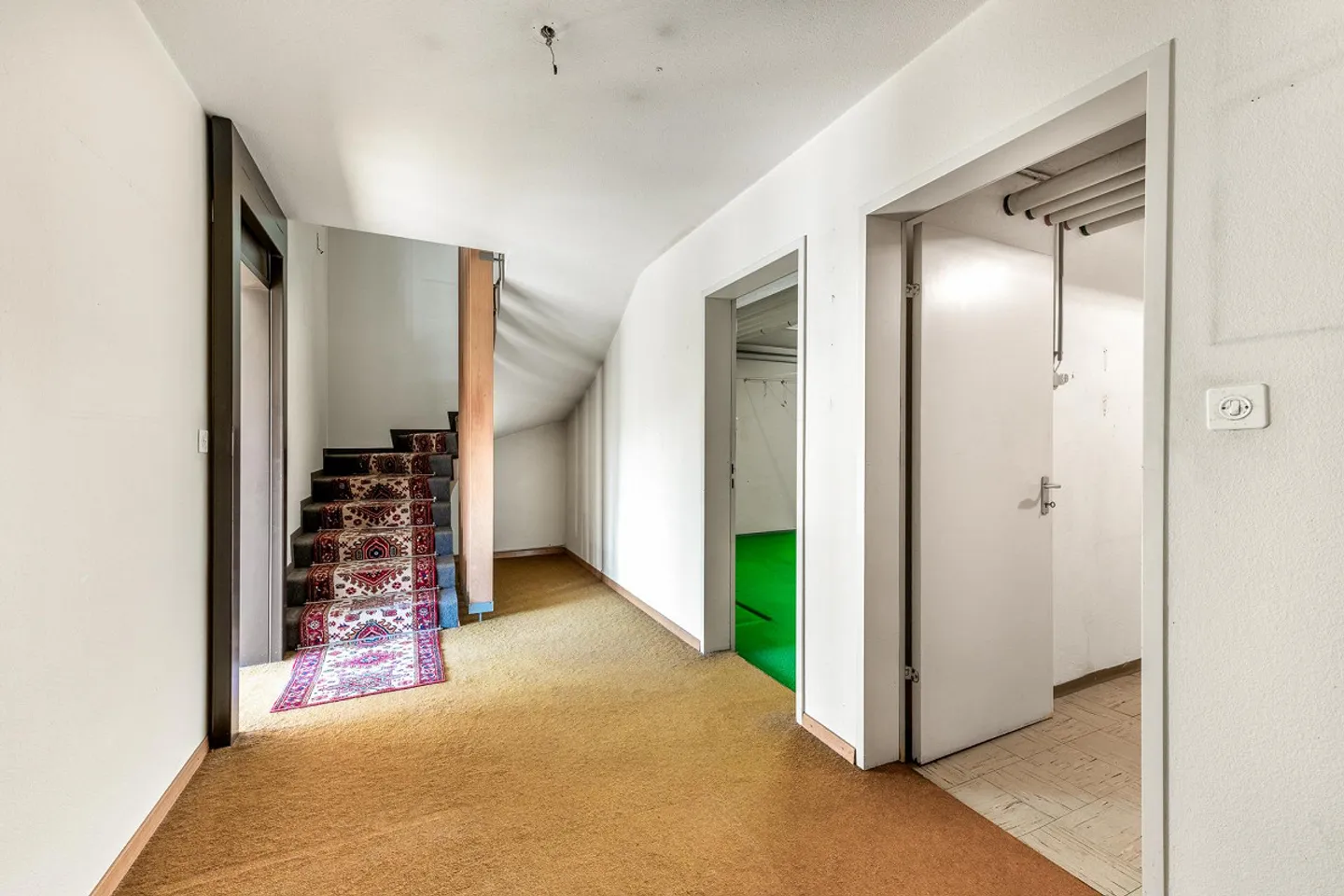 Charming 5.5-Room Semi-Detached House with Great Layout - Photo 10 of 12