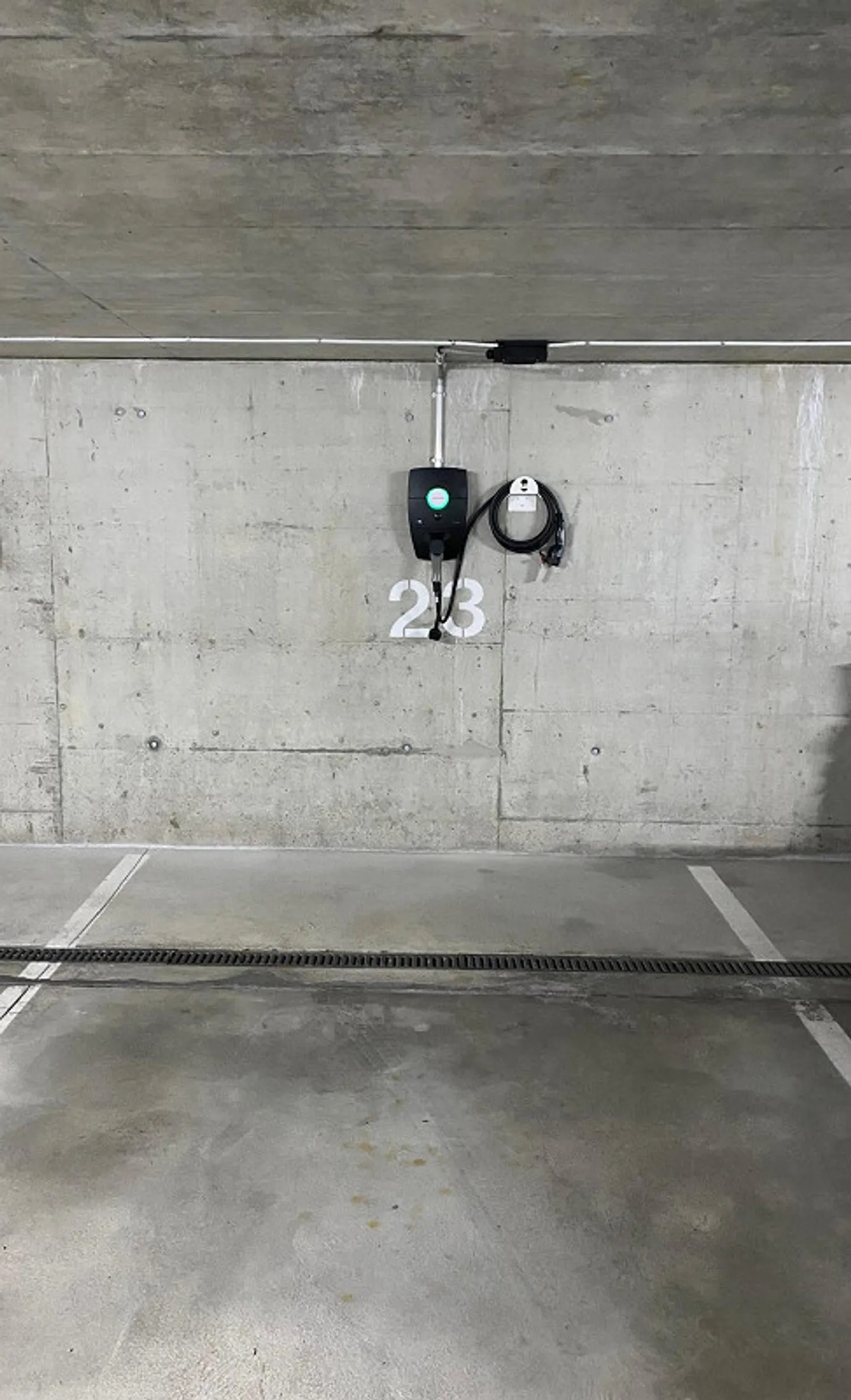 Parkplatz mit Ladestation - Foto 1 von 1