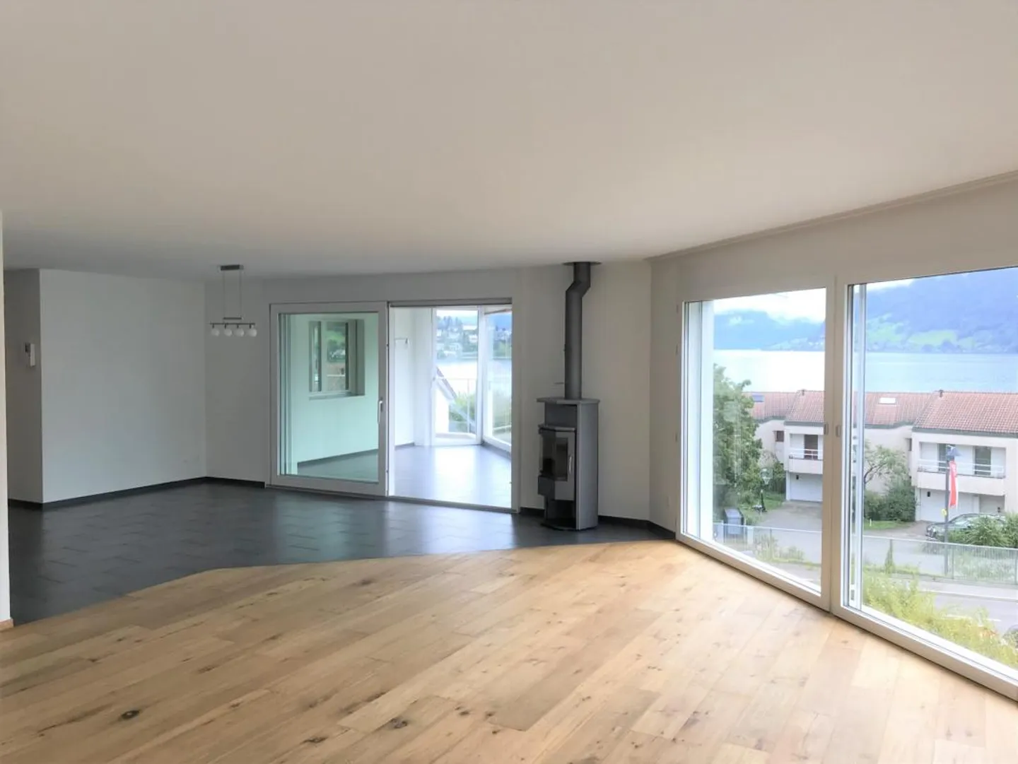 Large 4.5 Room Apartment with Winter Garden and Beautiful Lake and Mountain View - Photo 2 of 6