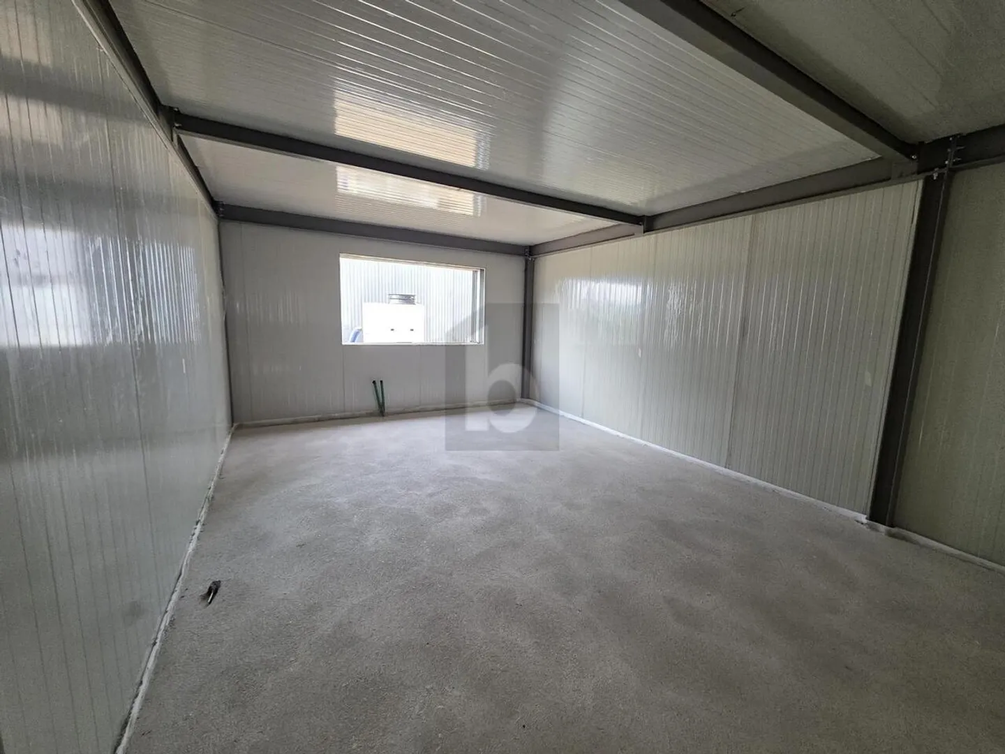 Visible, ensoleillé et avec des places de parking - Photo 2 sur 5