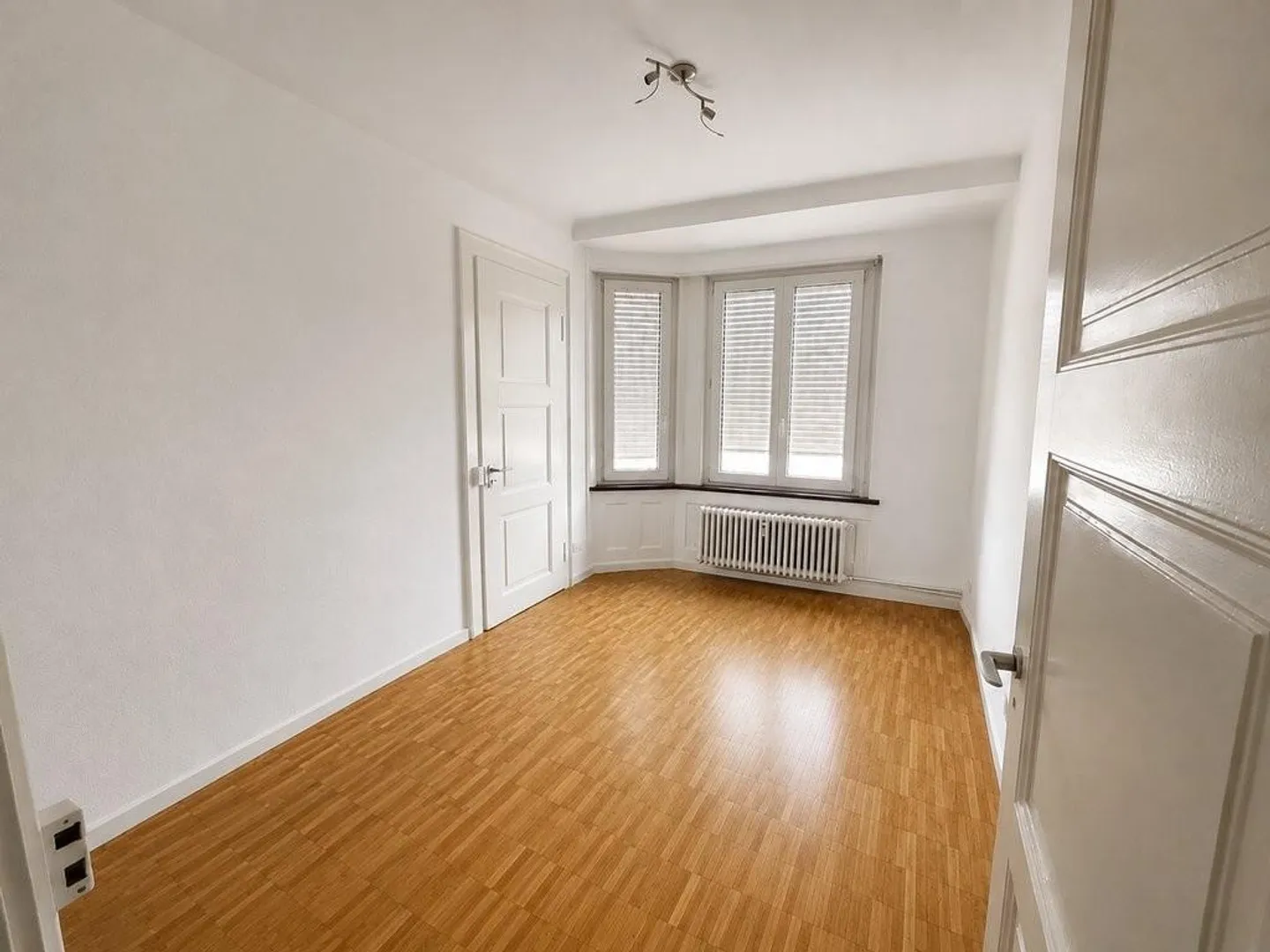 Central located old building 2-room apartment - Photo 3 of 5