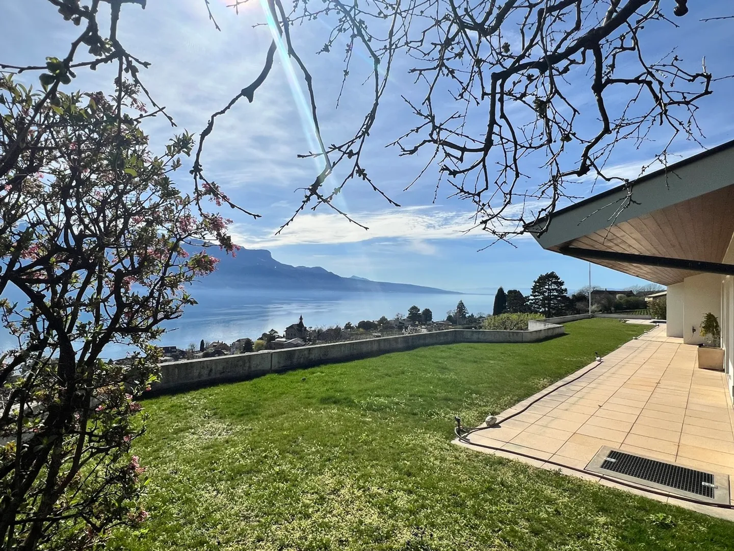 Rare villa d'architecte, vue spectaculaire, vignes à Corseaux - Photo 1 sur 15