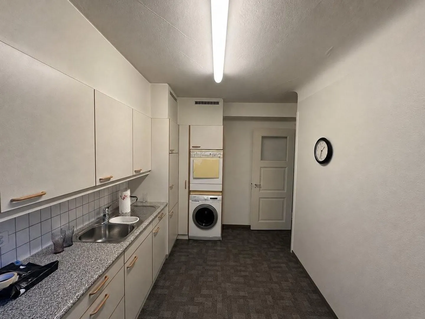 Central located old building 2-room apartment - Photo 4 of 5