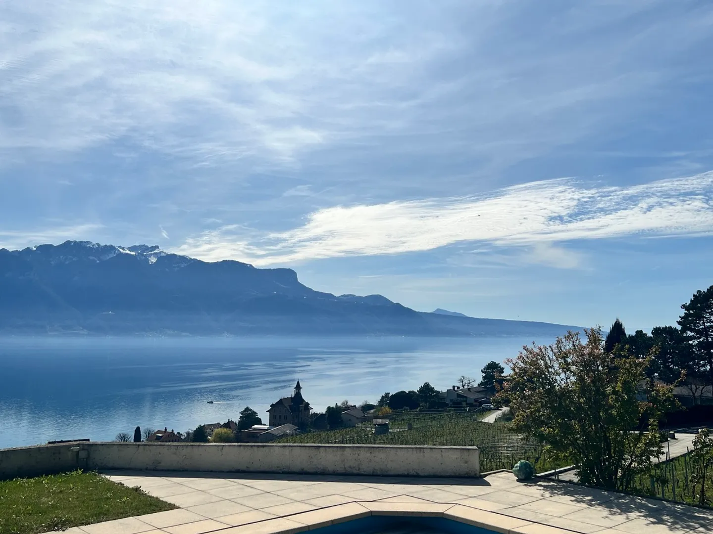 Rare villa d'architecte, vue spectaculaire, vignes à Corseaux - Photo 2 sur 15