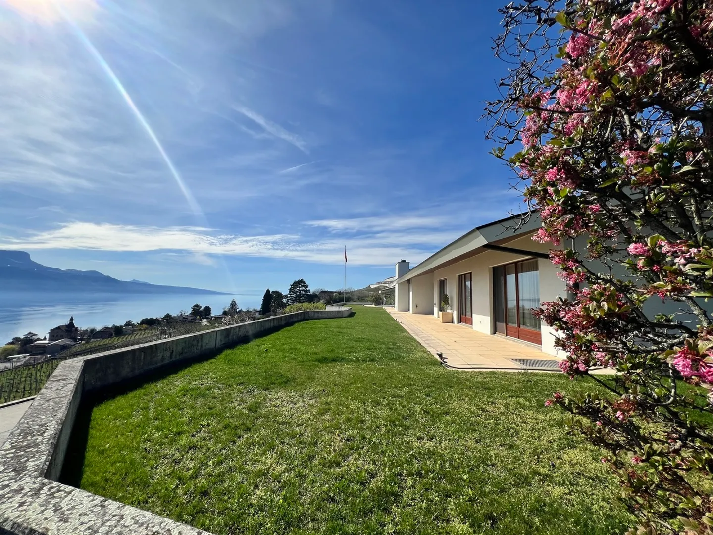 Rare villa d'architecte, vue spectaculaire, vignes à Corseaux - Photo 3 sur 15