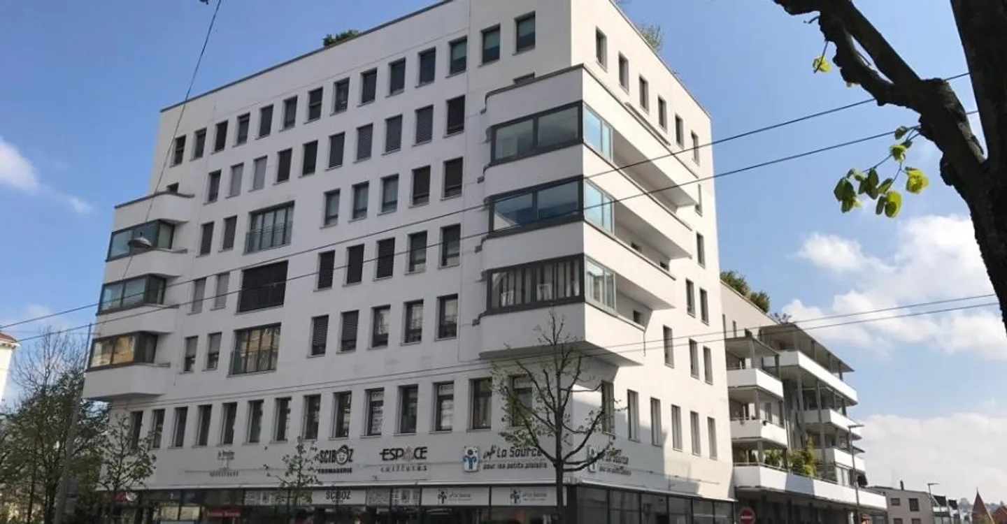 Mixed-use building for rent - Photo 1 of 9