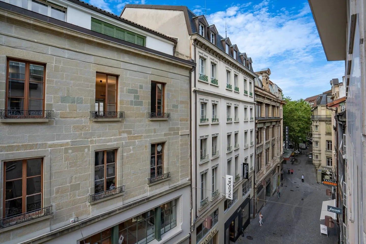 Centro di Losanna in una strada pedonale, molto bel spazio modulabile di 135 m2 in altezza - Foto 2 di 5