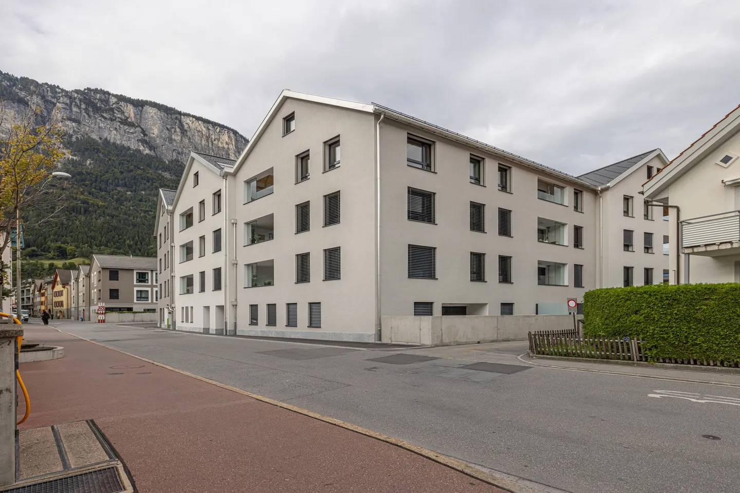 Exclusive 5.5-room new apartment in the heart of Domat/Ems ready for immediate occupancy - Photo 1 of 13