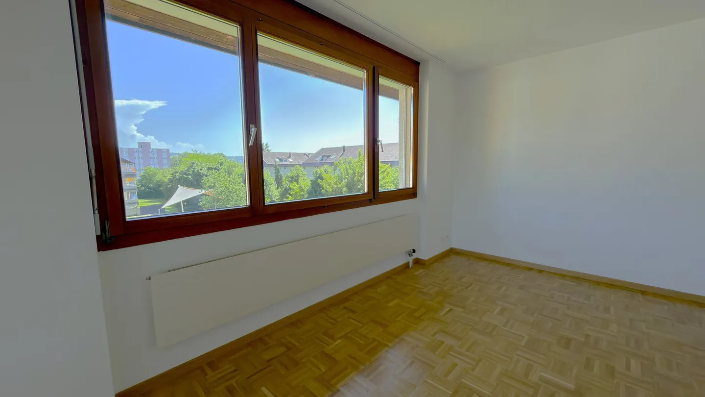 Large Renovated 5.0 Maisonette Apartment with Balcony in a Quiet Location Solothurn - Photo 10 of 22
