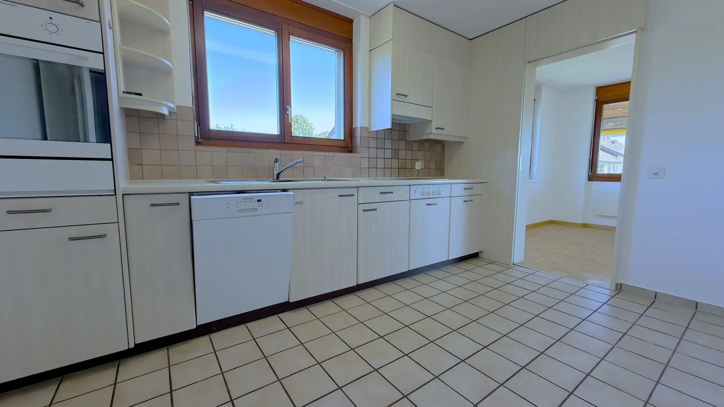 Large Renovated 5.0 Maisonette Apartment with Balcony in a Quiet Location Solothurn - Photo 12 of 22