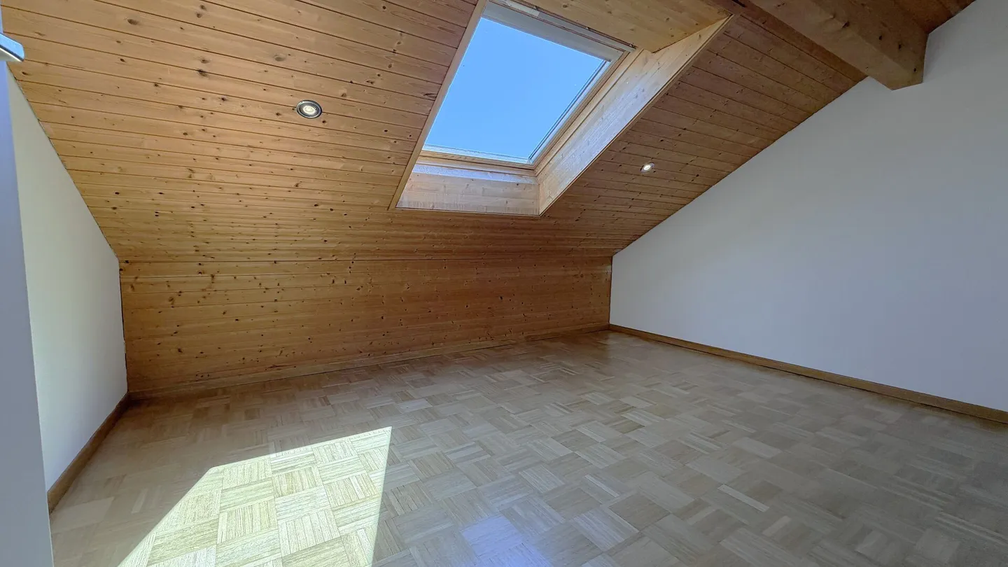 Large Renovated 5.0 Maisonette Apartment with Balcony in a Quiet Location Solothurn - Photo 15 of 22