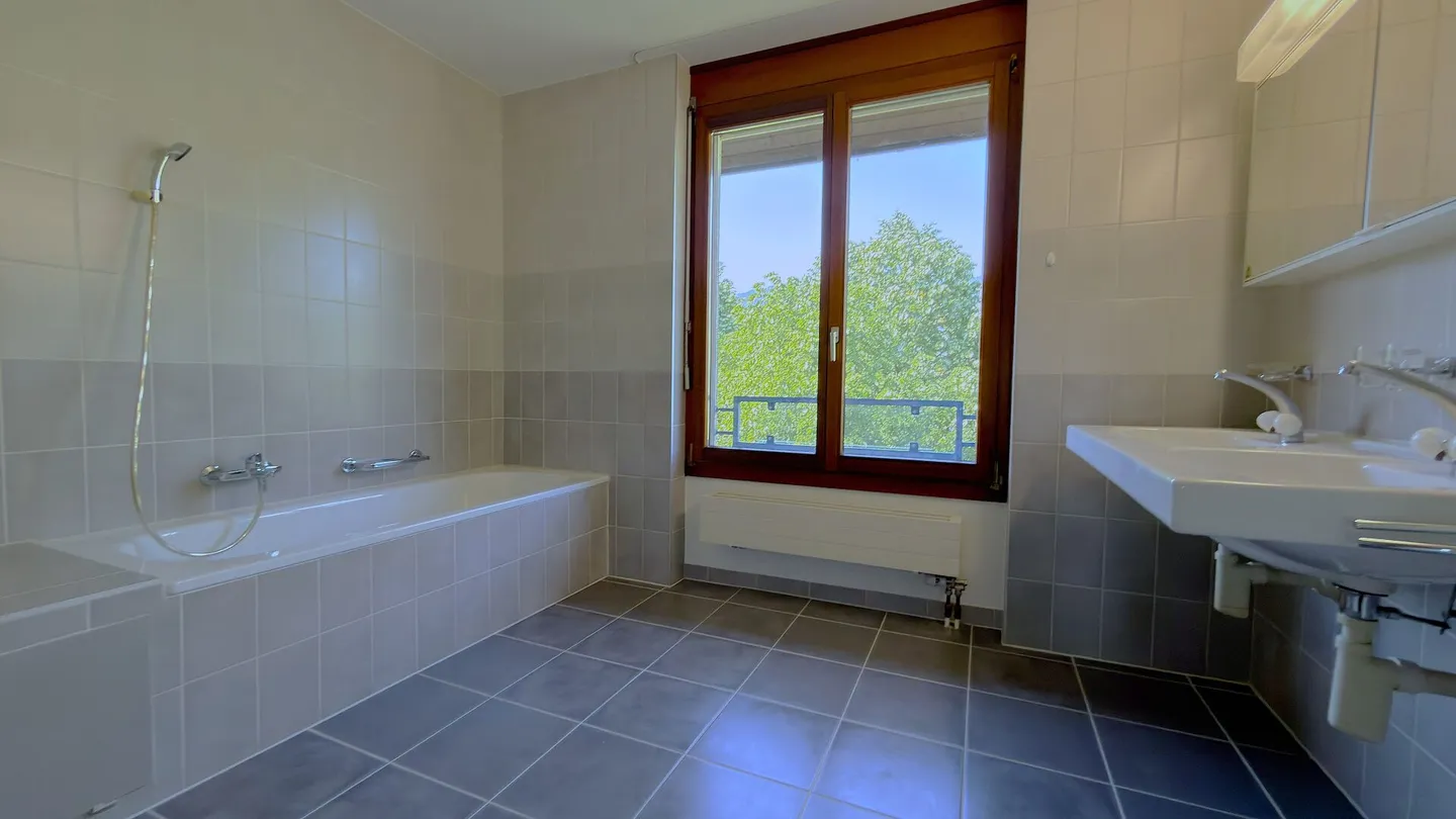 Large Renovated 5.0 Maisonette Apartment with Balcony in a Quiet Location Solothurn - Photo 14 of 22