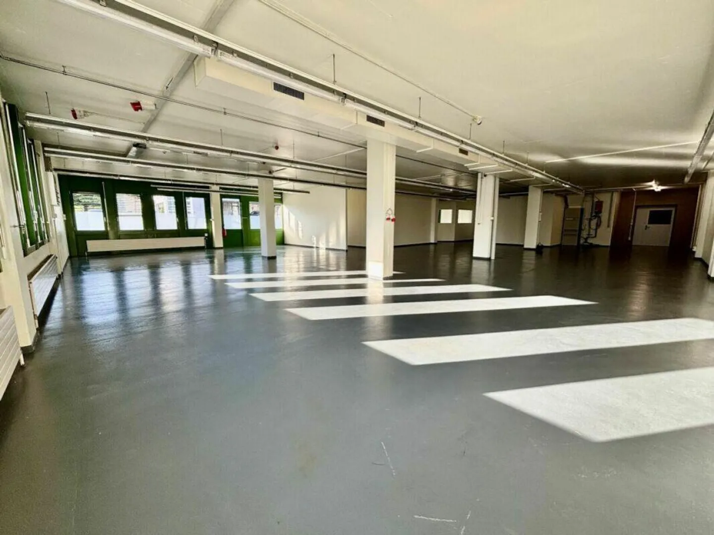 Bureaux, locaux commerciaux, atelier ou laboratoires de plain pied. - Photo 2 sur 5