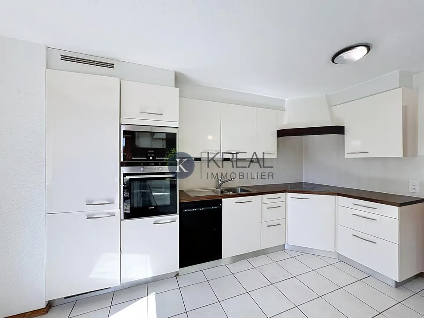 Spacieux appartement avec potentiel et espaces extérieurs uniques - Photo 2 sur 8