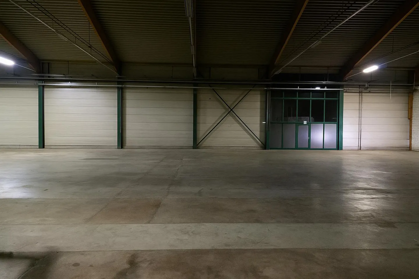 Ampia area di stoccaggio nella hall - Foto 2 di 5