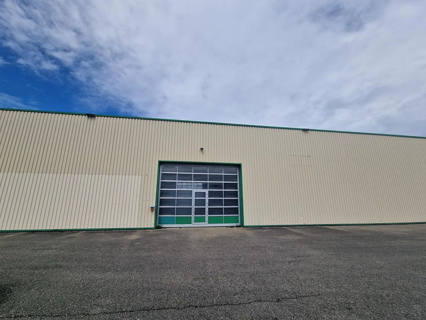 Ampia area di stoccaggio nella hall - Foto 3 di 5