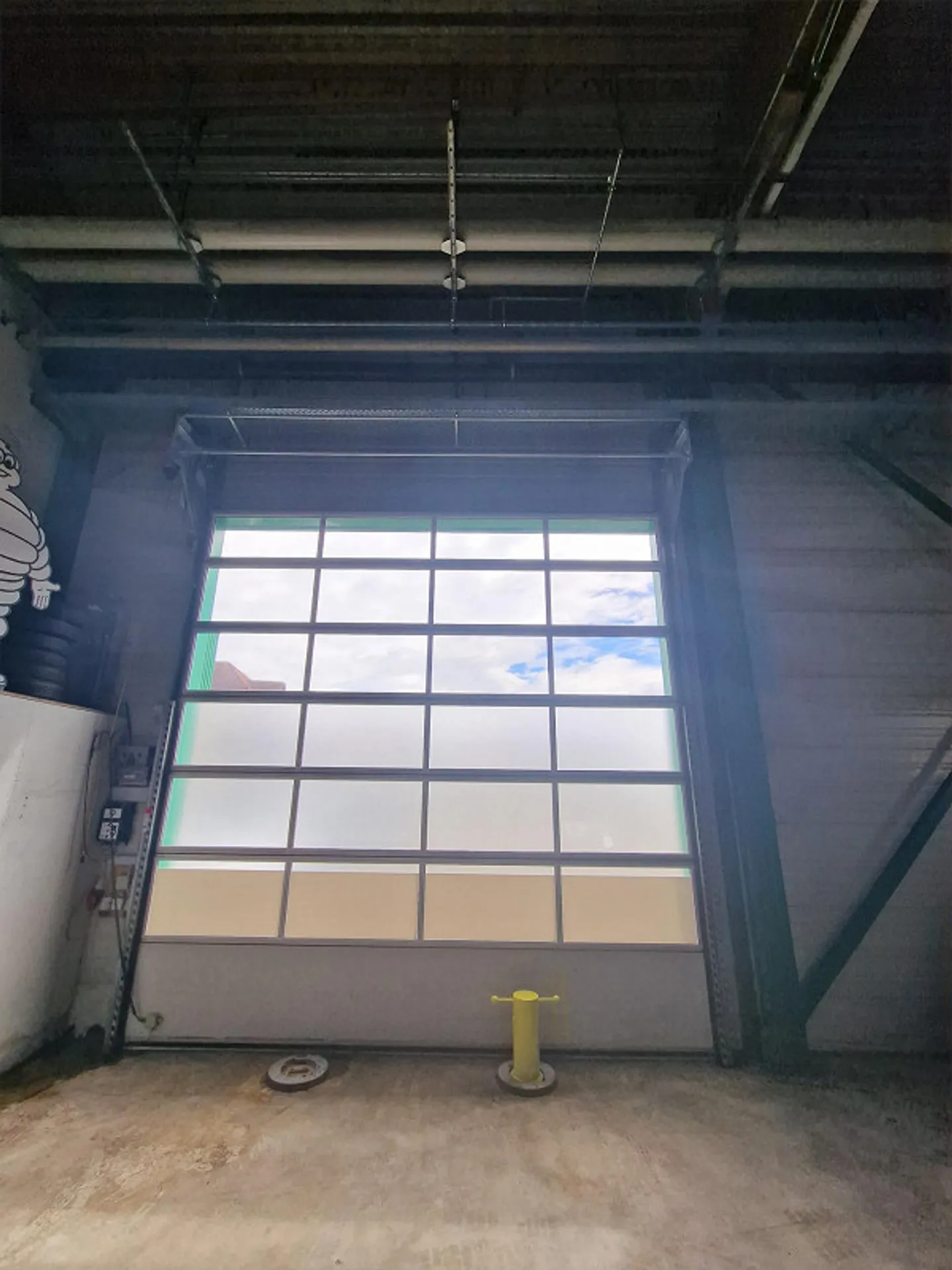 Ampia area di stoccaggio nella hall - Foto 4 di 5