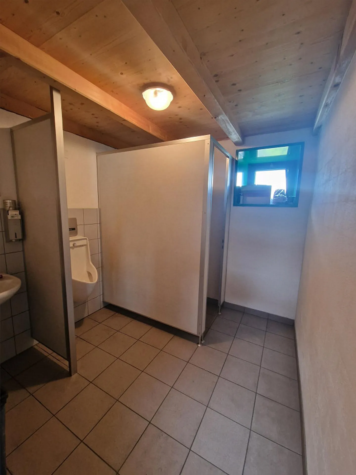 Ampia area di stoccaggio nella hall - Foto 5 di 5