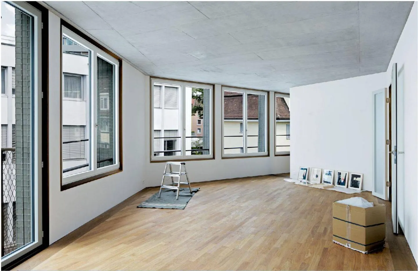 Stylish 3.5-Room Apartment in Zurich with Balcony and Garage Parking - Photo 3 of 23