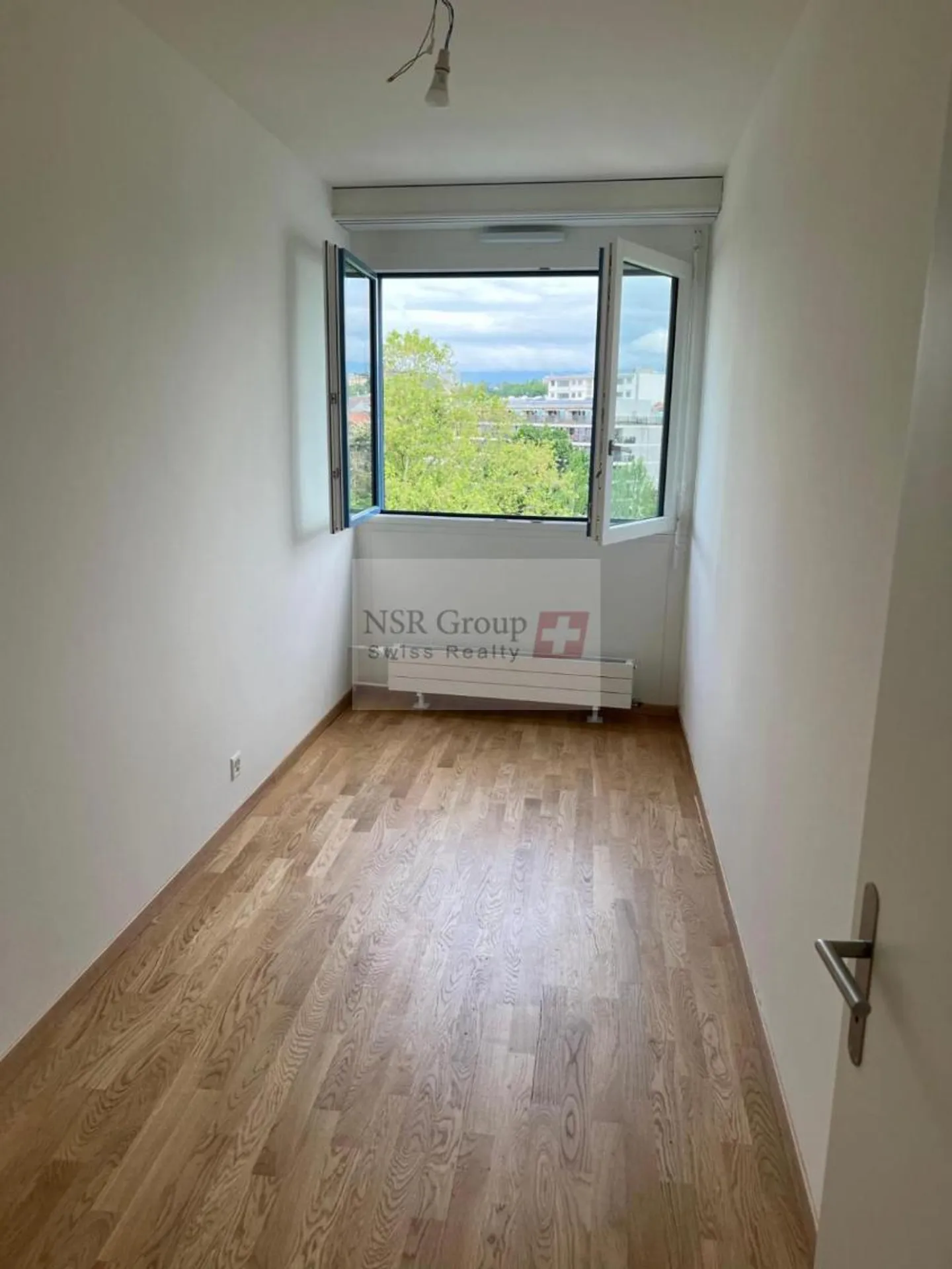 Elegant 5-room renovated apartment in the sought-after neighborhood of Carouge - Photo 3 of 12