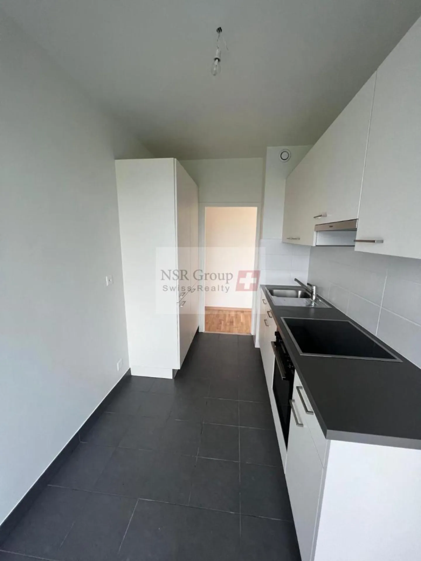 Elegant 5-room renovated apartment in the sought-after neighborhood of Carouge - Photo 4 of 12