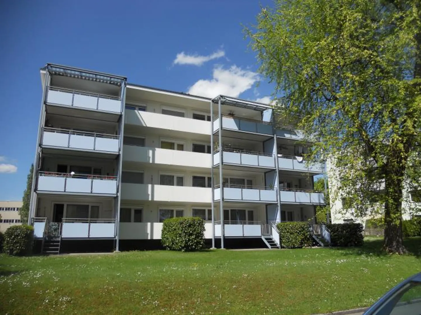 Zone résidentielle ensoleillée et calme - Photo 1 sur 8