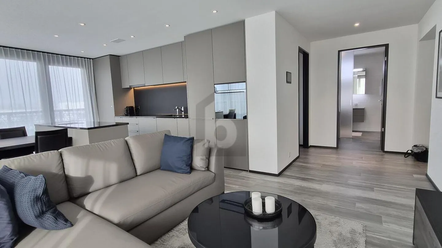 FIRST CLASS FOR COMMUTERS - Photo 3 of 6