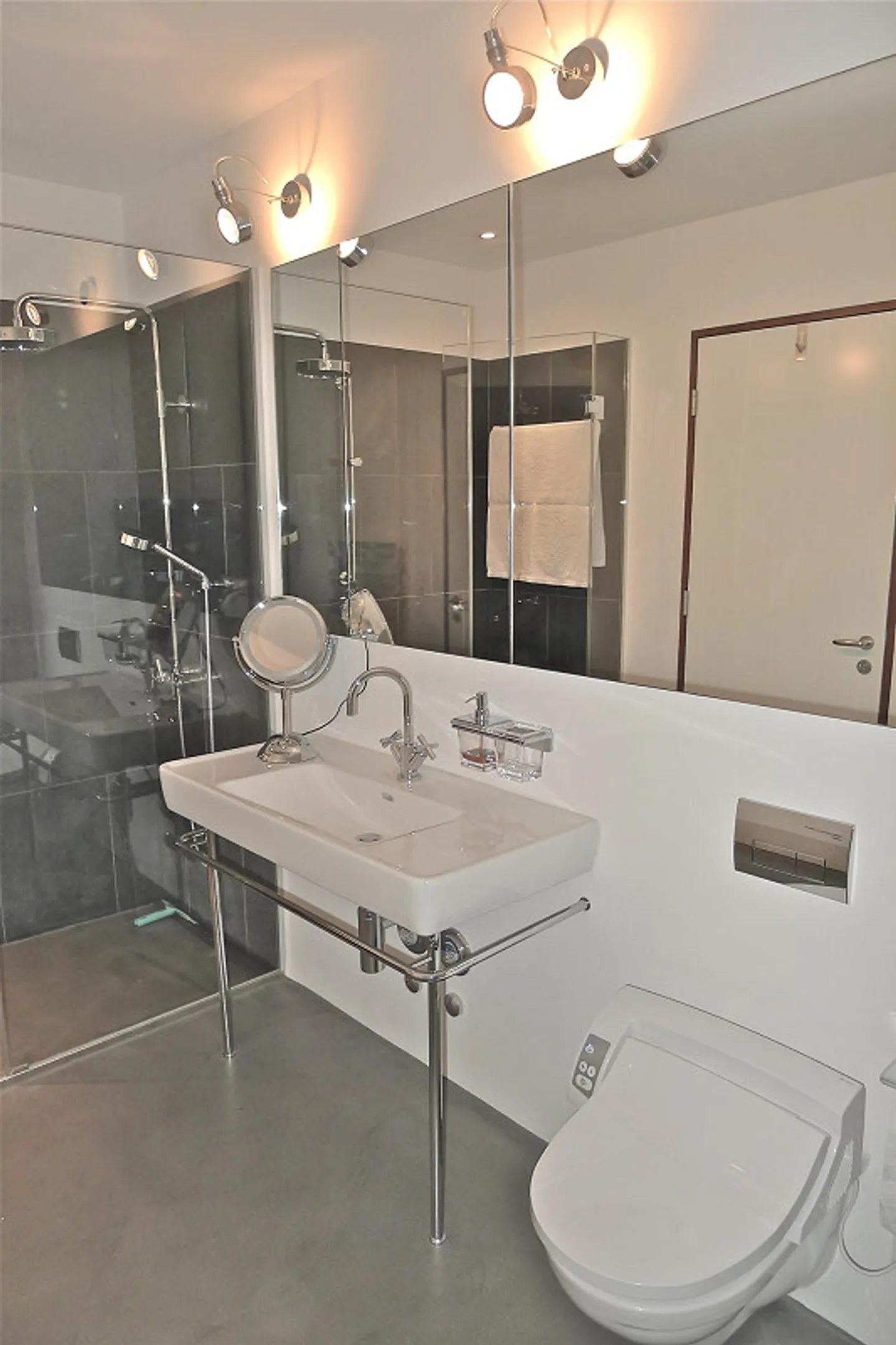 Stylish 3.5-Room Apartment in Zurich with Balcony and Garage Parking - Photo 13 of 23