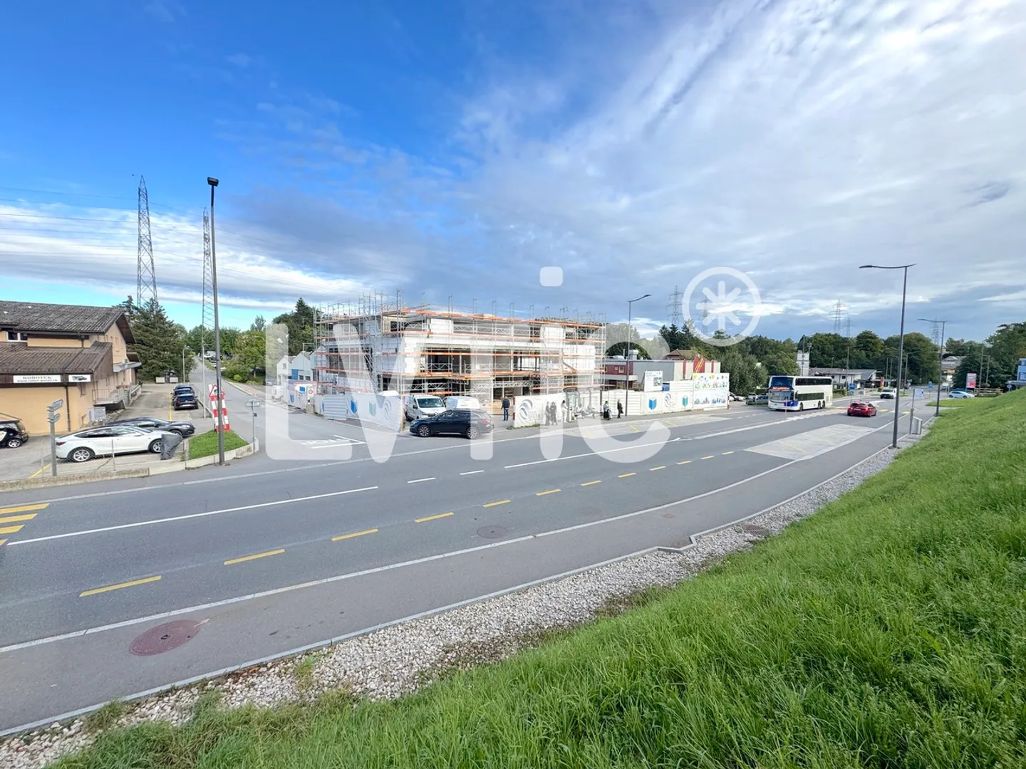 Spazi commerciali, showroom, uffici di 1060 m2 divisibili in affitto a Cugy VD - Foto 2 di 6