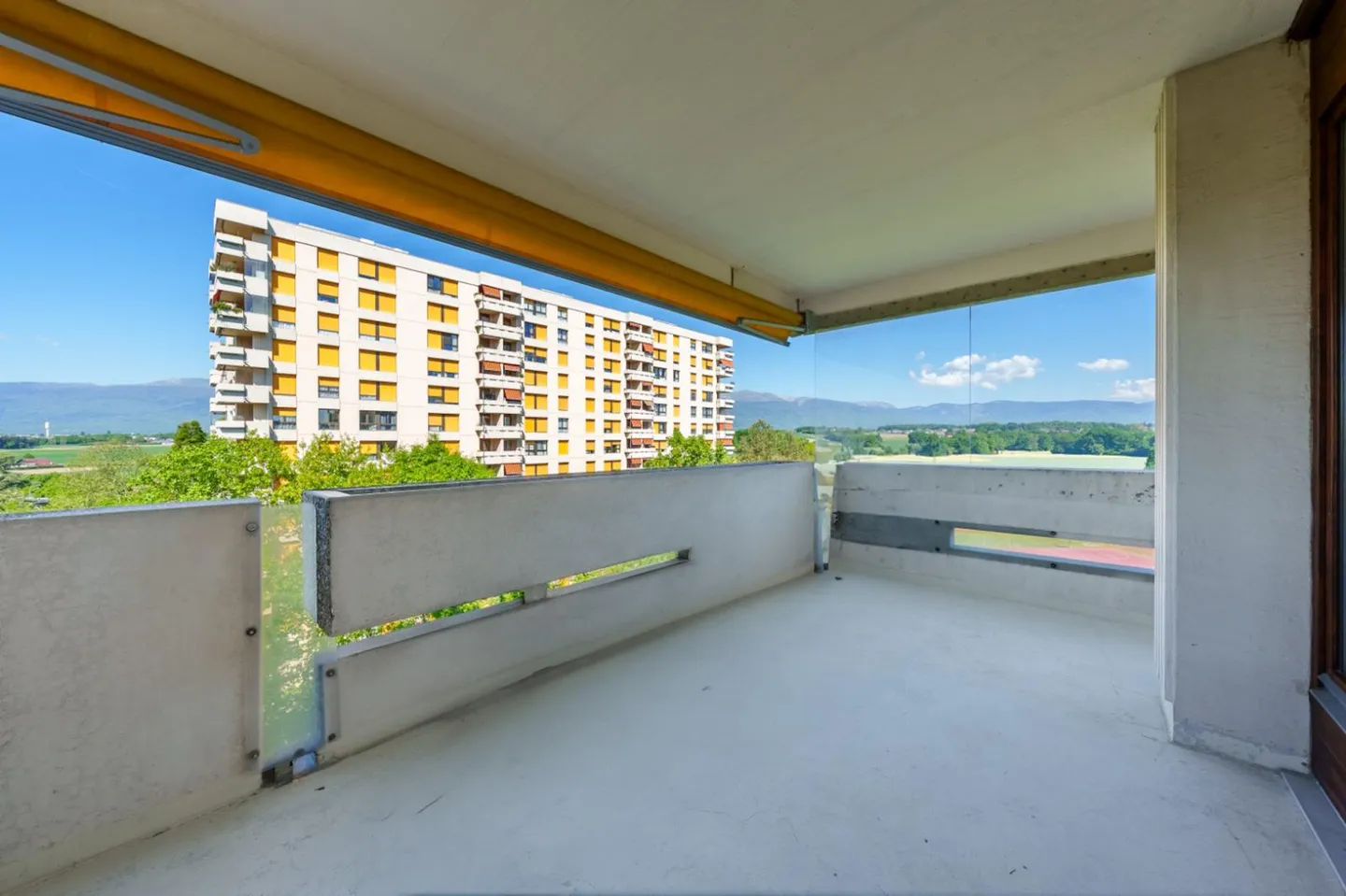 Spacious 6-room apartment featuring panoramic views of the Jura - Photo 3 of 16