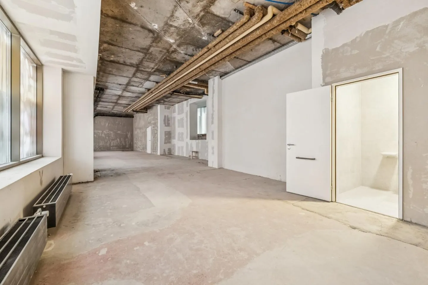 Prime Commercial Space in Basel - Photo 3 of 10