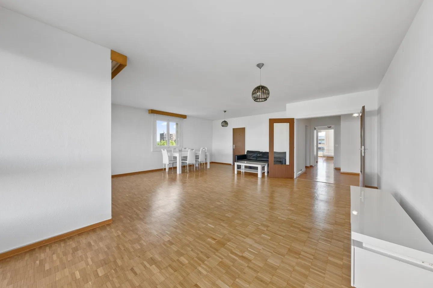 Spacious 6-room apartment featuring panoramic views of the Jura - Photo 4 of 16