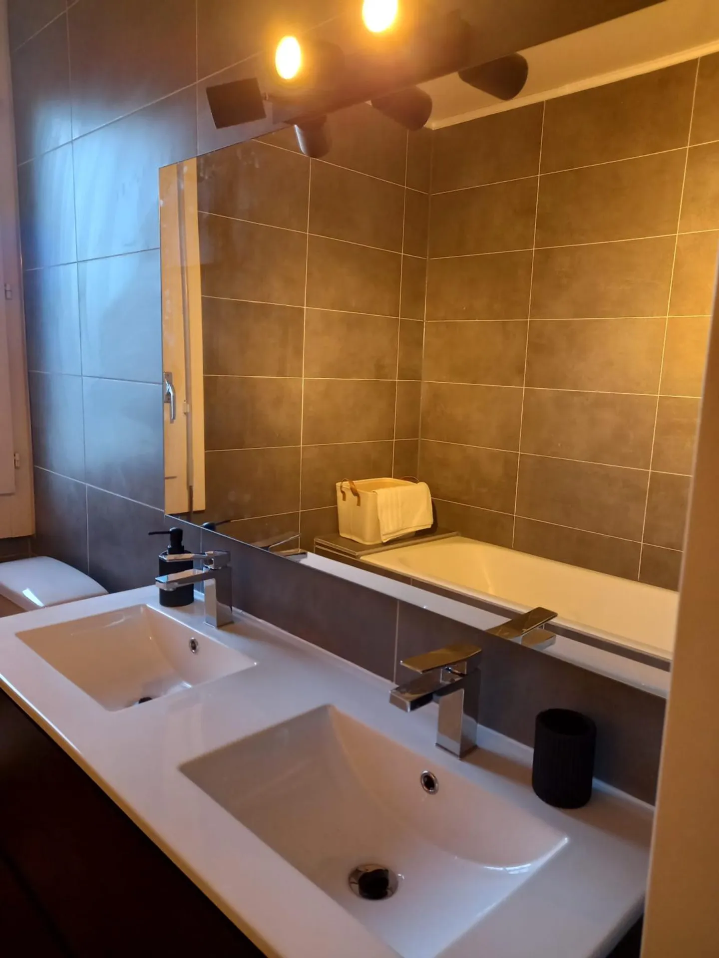 Spacious 6-room apartment featuring panoramic views of the Jura - Photo 5 of 16