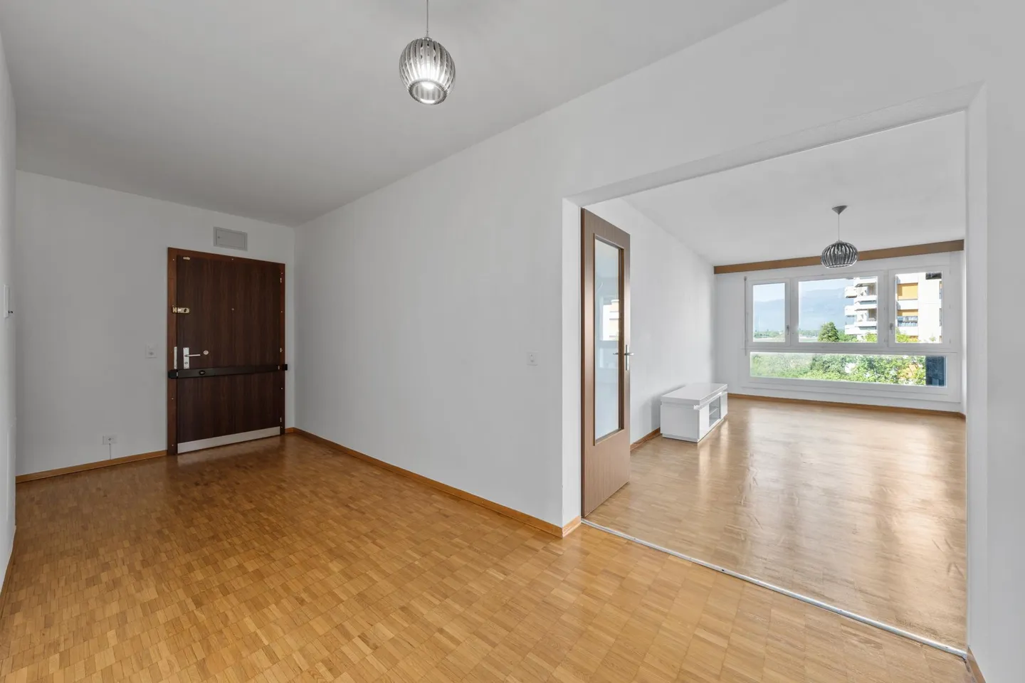 Spacious 6-room apartment featuring panoramic views of the Jura - Photo 2 of 16
